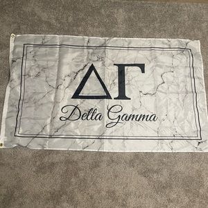 Delay Gamma white tapestry